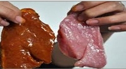 Clip: Miếng thịt bò ôi thiu biến thành đỏ au nhờ hóa chất